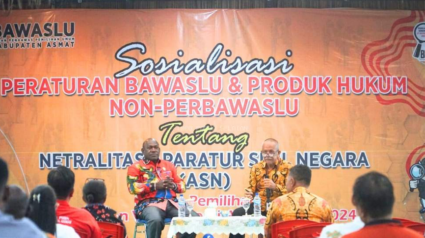 Foto saat memberikan materi, dibelah kiri Sekretaris Daerah Kabupaten Asmat, Apsalom Amiyaram. Disebelah Kanan Anggota Bawaslu Asmat, Hasan Haruna