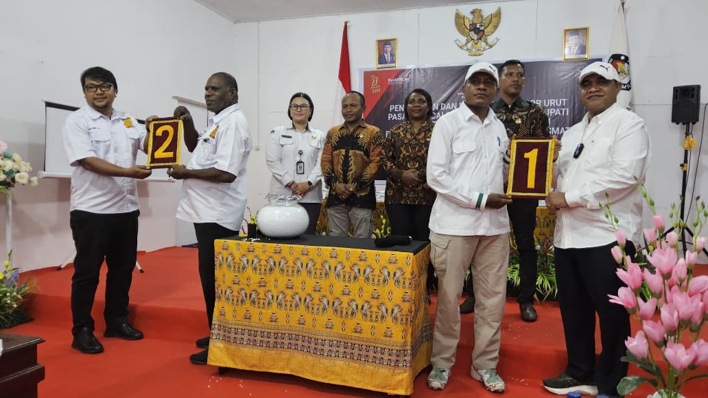 Pengundian nomor urut. Pasangan calon Bupati dan Wakil Bupati Kabupaten Asmat, Bonefasius Jakfu dan Abdul Ganing (JAGA) dan Thomas Eppe Safanpo dan Yoel Manggapraw (SAMA)