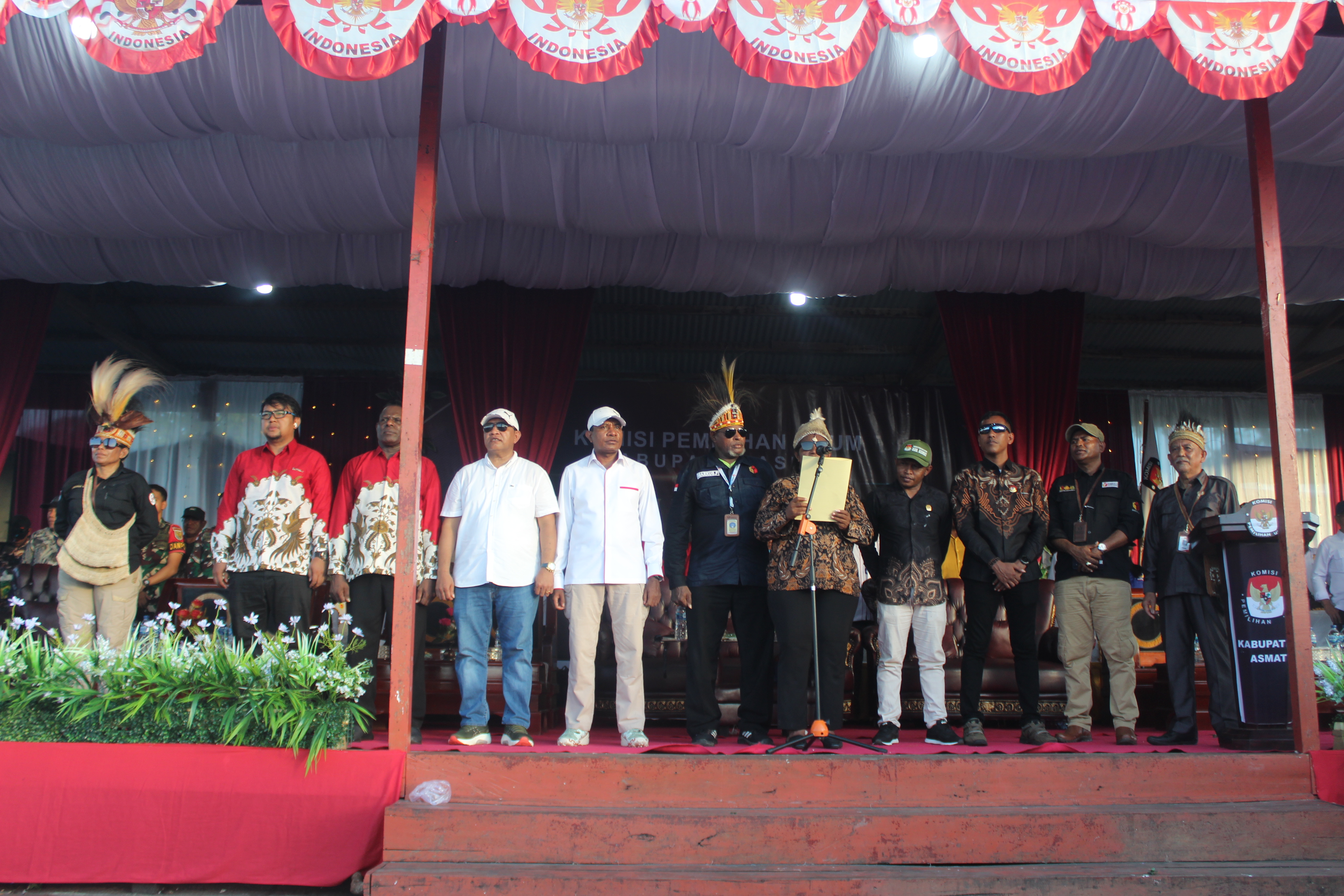 Foto bersama Bawaslu, KPU dan Kedua Pasangan Calon Bupati dan Wakil Bupati Kabupa Asmat saat deklarasi damai dilapangan Yosudarso Agats