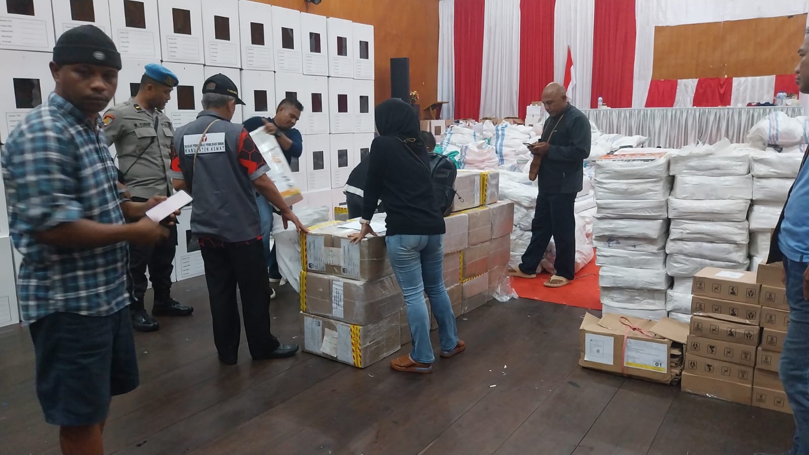 BAWASLU ASMAT MELAKUKAN PENGAWASAN PROSES PENYORTIRAN DAN PELIPATAN SUARAT SUARA PILKADA 2024