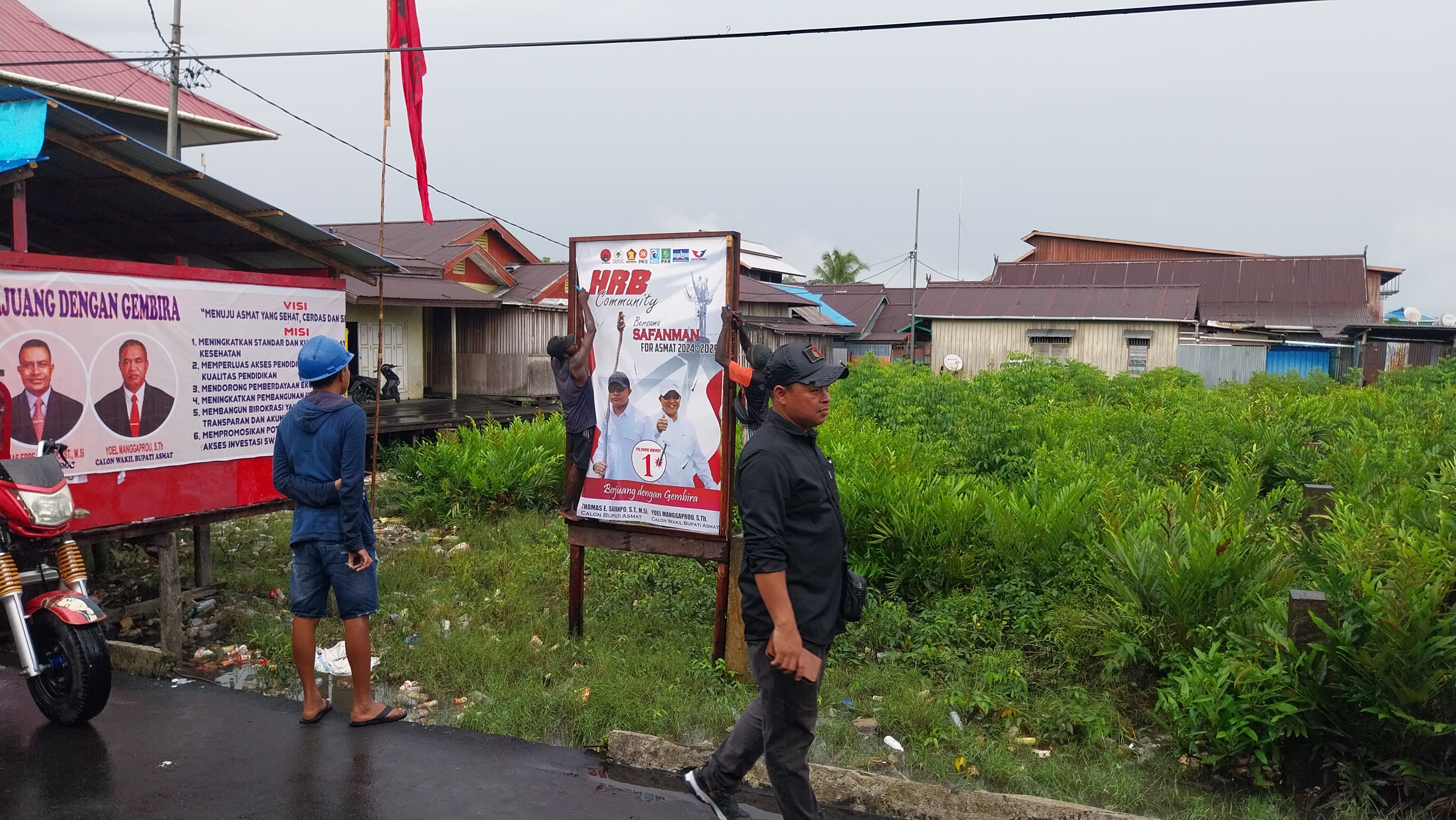 BERSIHKAN ALAT PERAGA KAMPANYE, BAWASLU ASMAT LAKUKAN PATROLI PENGAWASAN