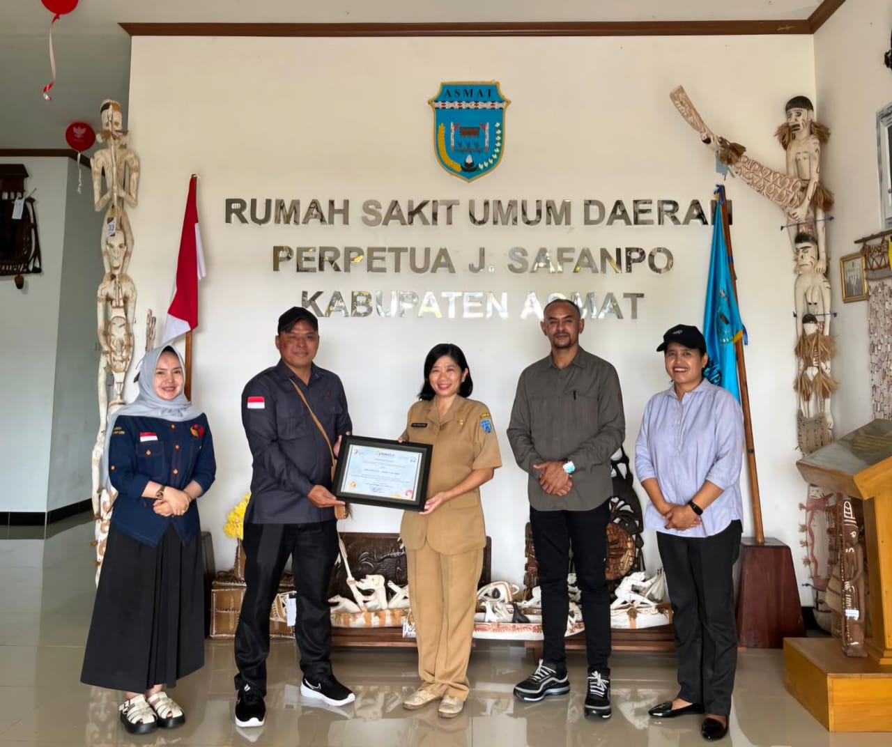 Dokumentasi pemberiaan piagam pengharaan kepada pihak RSUD Agats