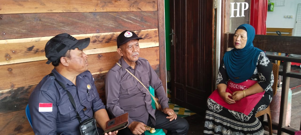 Foto klarifikasi dua anggota Bawaslu kabupaten Asmat dan bersama ibu rumah tangga terkait data PDPB