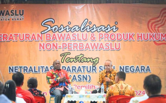 Foto saat memberikan materi, dibelah kiri Sekretaris Daerah Kabupaten Asmat, Apsalom Amiyaram. Disebelah Kanan Anggota Bawaslu Asmat, Hasan Haruna