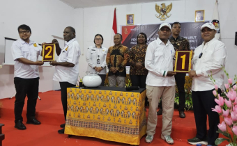 Pengundian nomor urut. Pasangan calon Bupati dan Wakil Bupati Kabupaten Asmat, Bonefasius Jakfu dan Abdul Ganing (JAGA) dan Thomas Eppe Safanpo dan Yoel Manggapraw (SAMA)
