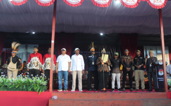 Foto bersama Bawaslu, KPU dan Kedua Pasangan Calon Bupati dan Wakil Bupati Kabupa Asmat saat deklarasi damai dilapangan Yosudarso Agats