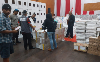 BAWASLU ASMAT MELAKUKAN PENGAWASAN PROSES PENYORTIRAN DAN PELIPATAN SUARAT SUARA PILKADA 2024