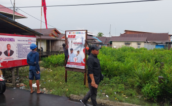BERSIHKAN ALAT PERAGA KAMPANYE, BAWASLU ASMAT LAKUKAN PATROLI PENGAWASAN