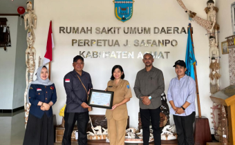 Dokumentasi pemberiaan piagam pengharaan kepada pihak RSUD Agats