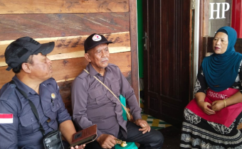 Foto klarifikasi dua anggota Bawaslu kabupaten Asmat dan bersama ibu rumah tangga terkait data PDPB